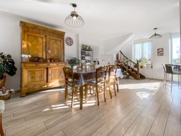 Jolie maison avec un grand jardin et de multiples dpendances

