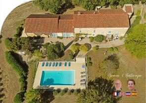 PROPRIETE D'EXCEPTION AVEC GITES, SALLE POLYVALENTE ET PISCINE AU COEUR DES VIGNOBLES
