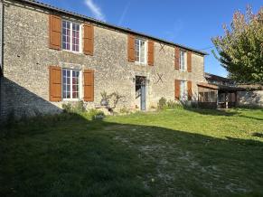 Magnifique proprit en pierre avec 1,5 ha de terrain attenant 

