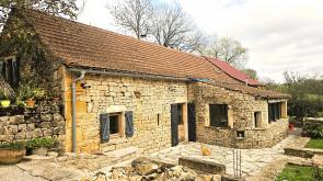 Petite propri�t� r�nov�e en pierres s�ches 
