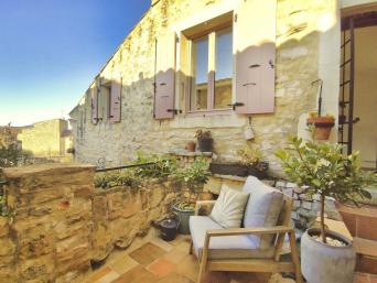 Joyau rare � Barjac : superbe maison en pierre avec cour et balcon
