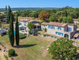 A vendre : un magnifique domaine proven�al situ� pr�s de Reillanne.
