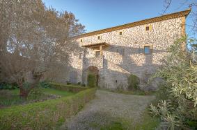 Une superbe  maison de caract�re, du 18/19�me si�cle, situ�e dans un village proven�al perch�  parfa