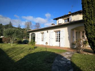 Pavillon , beau jardin , village avec commerces . 15 ' de Mirepoix . 

