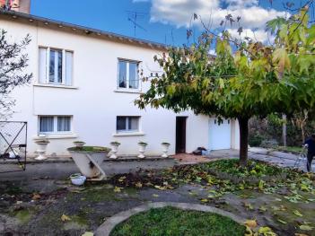 Maison avec garage et extrieur 
