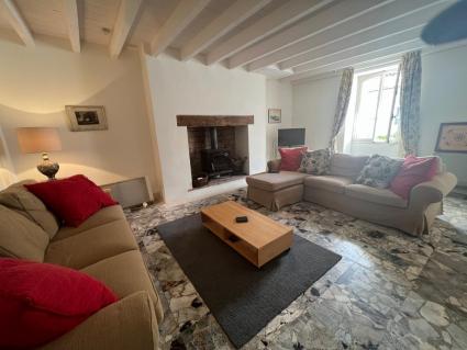 MAISON DE VILLAGE AVEC PISCINE ET JARDIN CLOS

