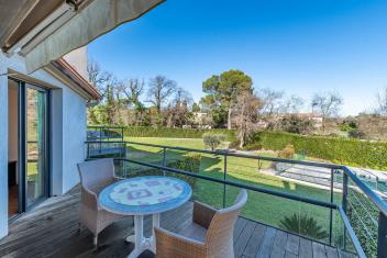 Charmante villa-appartement avec jardin privatif, piscine et asc
