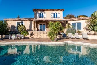 BELLE VILLA EN POSITION DOMINANTE AVEC VUE PANORAMIQUE ET APERCU
