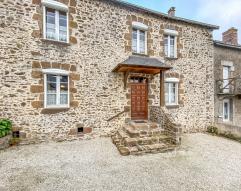 Jolie maison en pierre  proximit d'Erne avec vue panoramique, jardinet et garage ferm
