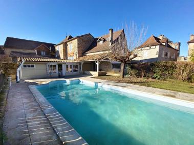 Belle maison en pierres, dans un village calme
