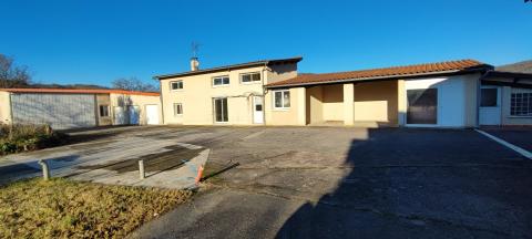 Ensemble Maison T4 avec grand hangar et garages 
