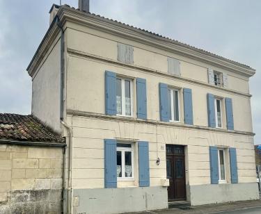 Maison de village, proche de St Jean, commerces  pied
