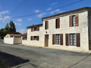 Charmante maison en pierre rnove avec potentiel d'amnagement,  dcouvrir sans tarder !
