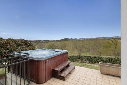 Belle Basquaise dans magnifique environnement
