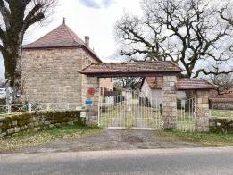 Maison en pierres (200 m habitables) dans parc clos

