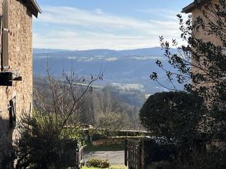 Maison en pierre avec grange, dpendance, jardin et vue
