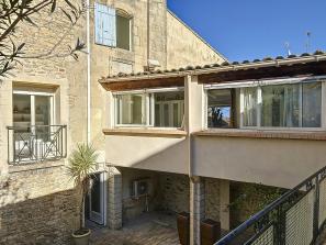 BERNIS Mdv avec cour et d�pendances
