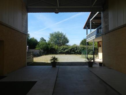 SAINT-ALBAN DANS PETITE COPROPRIETE, APPARTEMENT T2 AVEC JARDIN ET UNE PLACE DE PARKING. 
