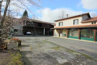 Belle ferme avec 2.3 hectares de terrain

