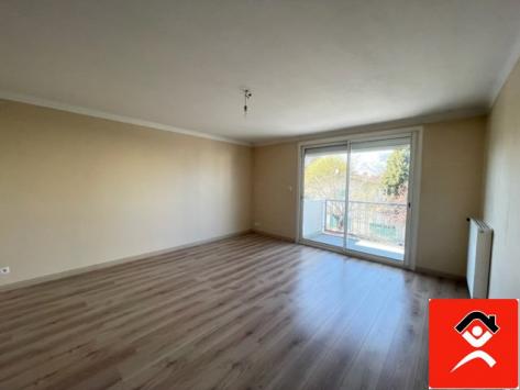 Au pied du metro Roseraie Joli T4 traversant avec Balcon
