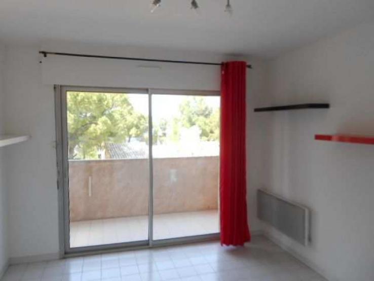 09.084  A LOUER / APPT TYPE 2 AVEC TERRASSE ET PARKING / AU CALME
