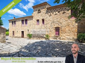 Batisse en pierres 350 m� Jardin intimiste 300 m� D�pendances 
