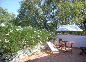 Appartment spacieux et ensoleill� dans prieur� datant du XVIII� avec terrasse et piscines.
