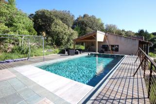 Grande villa de caract�re de 5 chambres avec vue magnifique et nouvelle piscine!
