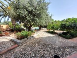 Propri�t� UNIQUE avec aile pour CHAMBRE D'HOTES / GITE, PISCINE, jardins.
