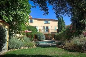 MAS SUBLIME! 5 chambres, 4 salles de bain, appartement, piscine, jardin & vues!
