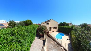 Spacieuse villa avec piscine prs de Bziers et de la plage. 
