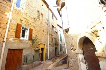 Une ancienne maison de village situe au cur du village, Peznzs secteur!
