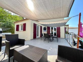 Dcouvrez cette magnifique villa T4 avec piscine, alliant le charme de la campagne et la praticit d