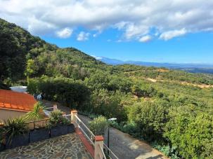 Villa aux finitions exquises offrant confort, tranquillit�, intimit� et vues imprenables!
