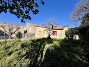 Maison de village pleine de charme  230 m avec jardin et garage
