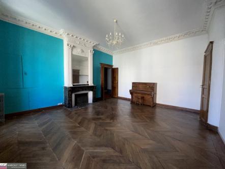 Appartement T4 + bureau offrant 165 m� au 1er �tage � relooker...
