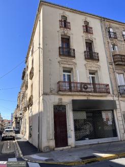 Immeuble avec local 66 m�, 2 plateaux 79 et 77 m�, apt T3 52 m� et sudio 27 m�
