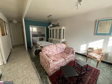 Immeuble compos de 2 appartements: T2 58 m et T2 + bureau 64 m avec terasse 13 m
