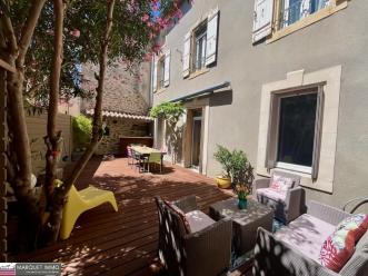 Maison de caract�re T7 offrant 218 m� sur 148 m� de terrain clos et arbor�
