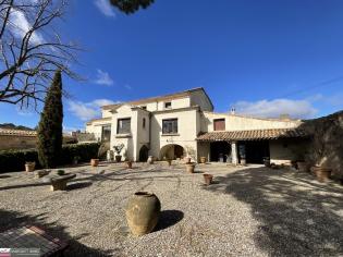  Maison de caract�re T8 offrant 243 m� sur 1 064 m� de terrain piscinable avec garage et d�pendance