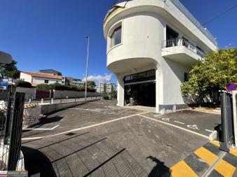 Local offrant 99 m� � finir d'am�nager en rdc d'une villa Art D�co des ann�es 60 avec port