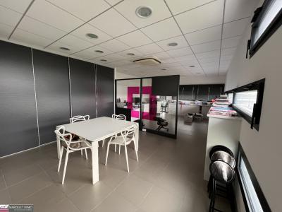 Charmants bureaux offrant 60 m� au 2� �tage d'un immeuble r�cent avec ascenseur et des parkings