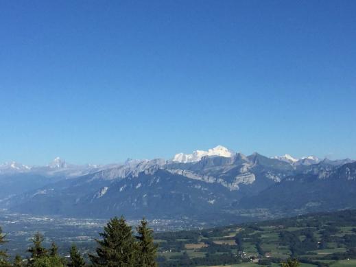 PROCHAINEMENT ! C'est  Verchaix, aux portes de la Suisse, que nous vous proposons ce superbe l