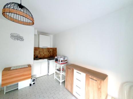 34500 B�ziers-studio meubl�-champs de Mars
