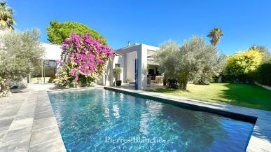 SOUS LES COROLLES D'AM�THYSTE �
