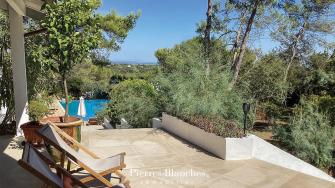 L'�MINENCE �CLATANTE �
