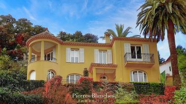 UN PARFUM D'�TERNIT� �
