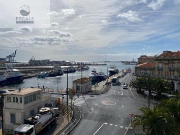 VENTE GRAND TYPE 4 AU 1ER ETAGE AVEC VUE SUR QUAI / MER EN CENTRE-VILLE A SETE
