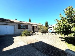 **MAISON DE PLAIN PIED AVEC GRANDE PARCELLE, TERRASSE, VRANDA ET GARAGE**
