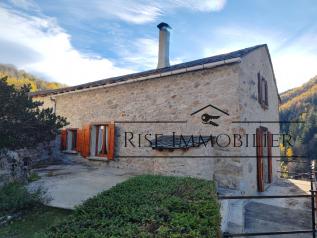 Un v�ritable havre de paix perch� au beau milieu de la for�t sur un ancien site d'eaux chaudes 